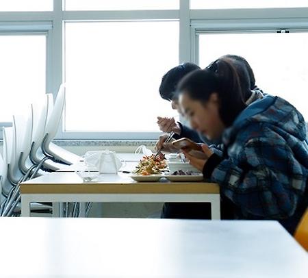 [일반] 학생식당 코로나19 차단 노력...한 방향 식사하기